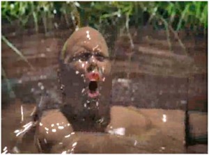 Augustus cade nel fiume di cioccolata. Fotogramma tratto dal film La Fabbrica di Cioccolato di Tim Burton