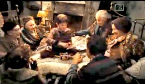 Charlie divide la sua tavoletta di cioccolato con la famiglia. Fotogramma tratto dal file La Fabbrica di Cioccolato di Tim Burton.