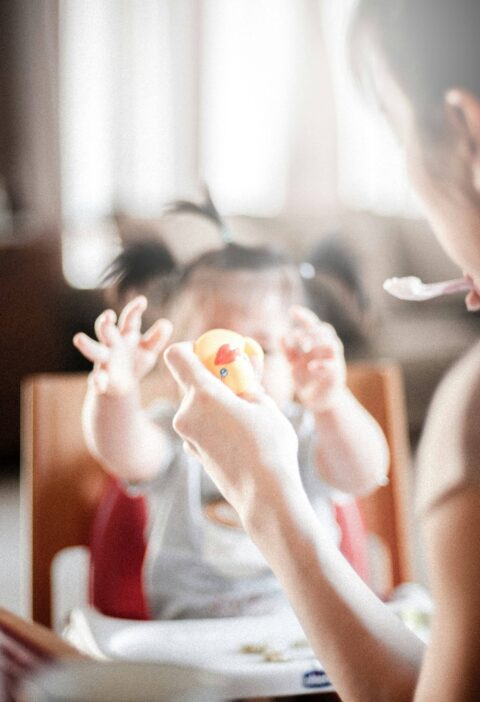 un bambino che sta mangiando