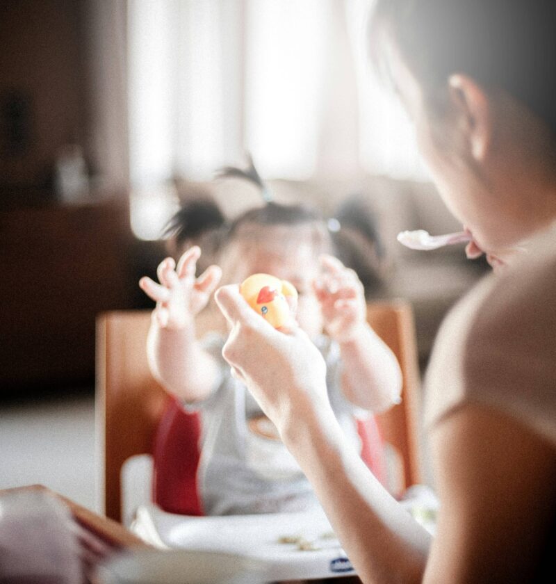 un bambino che sta mangiando